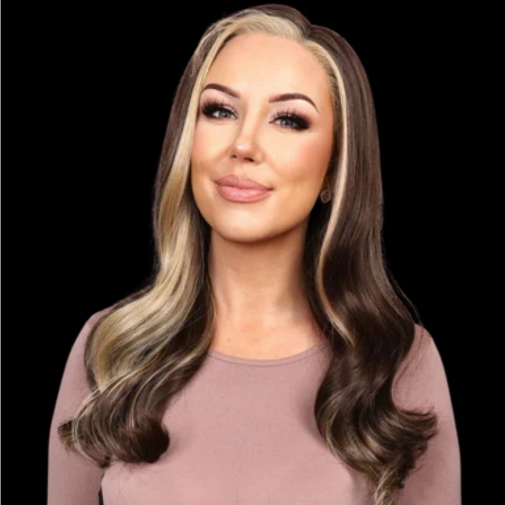 Chelsey Smith crowns ELANA BNWT wig